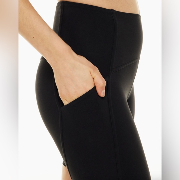 ARITZIA - BLACK TNA shorts with pockets - Picture 3 of 3